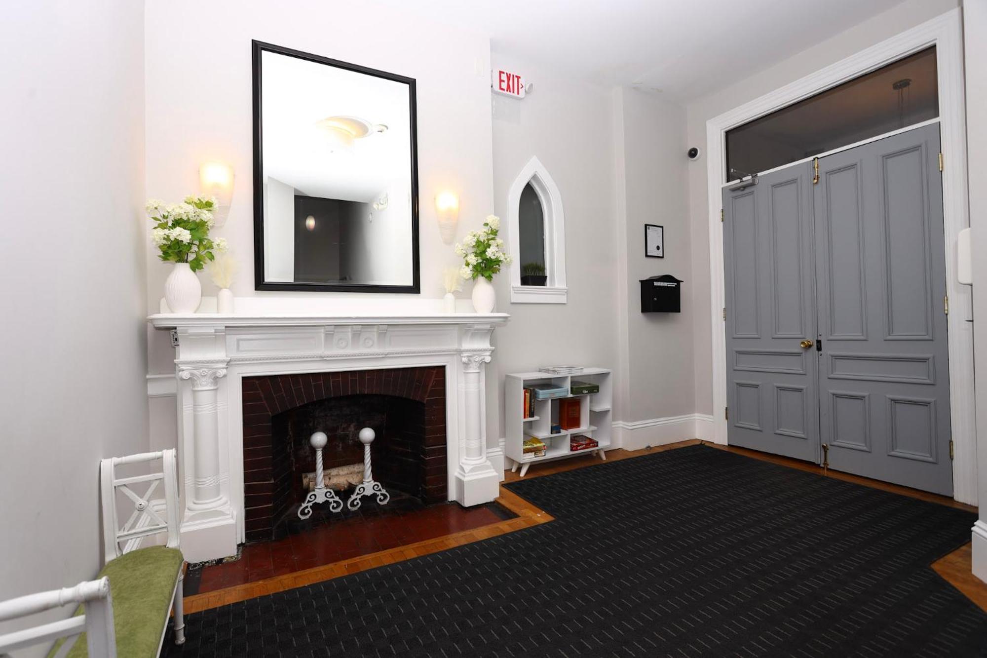 Cozy Newbury Street Studio, #5 Бостън Екстериор снимка